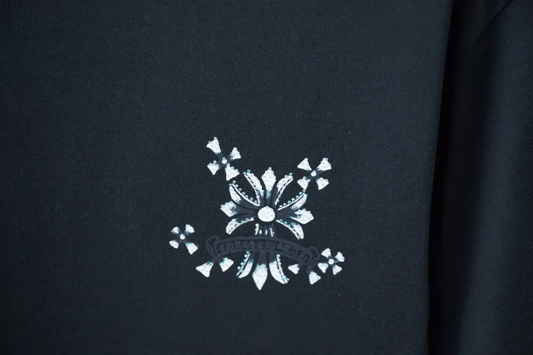 🅿️180 Ch*ome Hearte 25SS early spring new style Crow heart graffiti printed hot diamond short sleeves Light luxury essential item for daily commuting for men and women Correct version Welcome to compare Detailed features · 320g 100% pure cotton double yarn jersey fabric · Special thickened 32 pieces of double-strand 1X1 thread in the same vat custom dyeing · Digital direct printing ➕Imported Australian pearlescent diamonds · Double needle stitching and cross-stitching technology · Original main mark, washed tag, brand moisture-proof paper packaging Color: black/white Size: S/M/L/XL